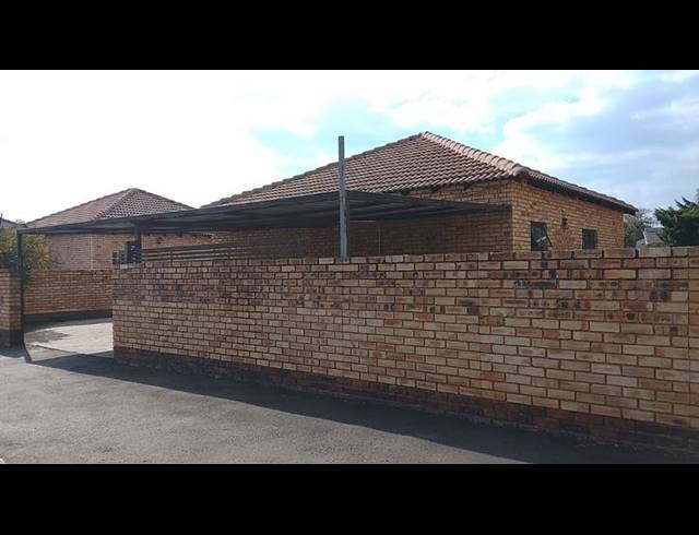 2 BEDROOM TOWNHOUSE FOR SALE IN ROBIN PARK